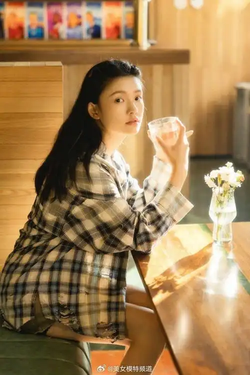 林允分享假日写真照秋日暖阳中素颜出镜光影温柔