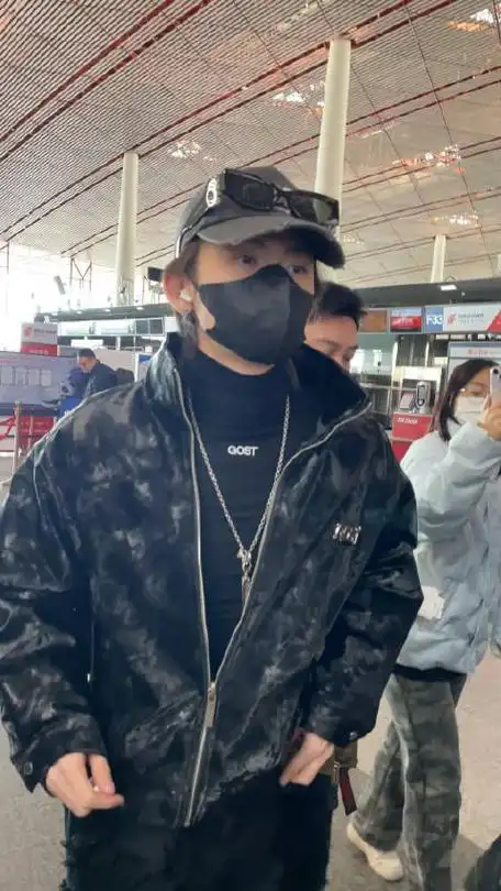 小鬼王琳凯今日出发路透高领夹克棒球帽墨镜潮酷十足