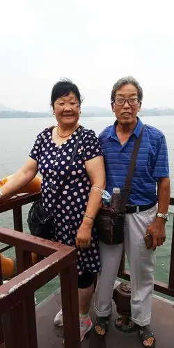 夫妻俩景区游合影纪念