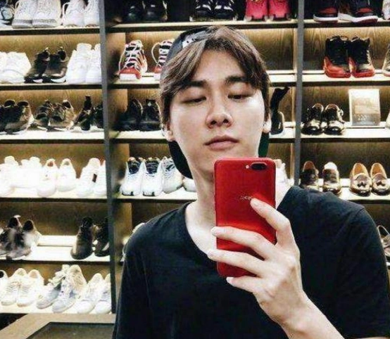 李易峰现实的豪宅曝光,内部装修太豪华了,柜子塞满了名牌鞋子