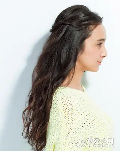 style2   别致的辫子搭配浪漫的长卷发,灵动浪漫的发型最抢镜.