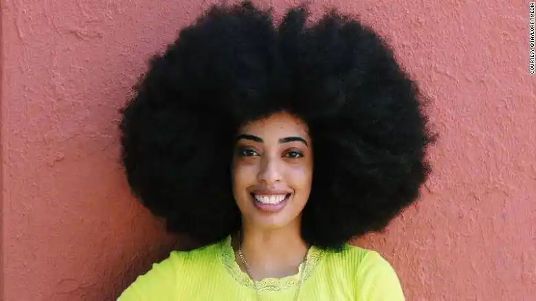 美国女子拥有世界最大"爆炸头" 破吉尼斯纪录