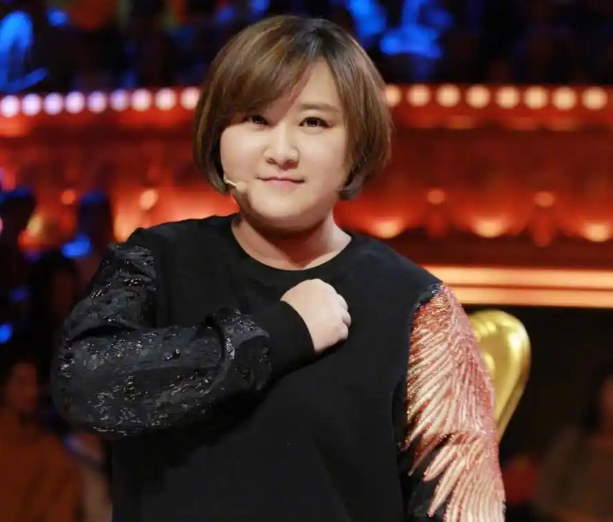 贾玲:减肥成功值得我们刮目相看 贾玲是一位喜剧演员,以其体重和勇气