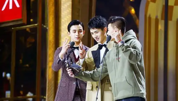 找到好多张三个男明星的合影,都很帅啊~为他们的颜值疯狂打电话