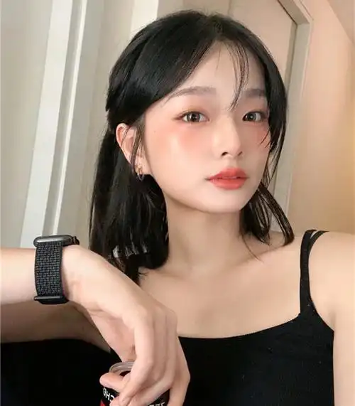 2021年流行:半卷发,半扎能小个两三岁,刘海是关键,颜色很重要