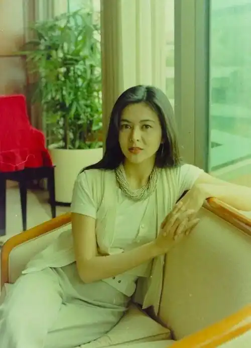 关之琳是香港演艺圈中备受瞩目的女星,她的美貌和演技一直备受赞誉.