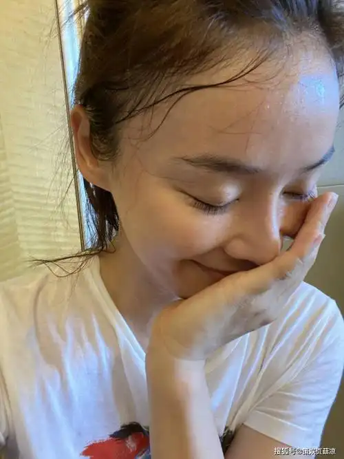 32岁张钧甯晒图书照,佛系人生演艺之路不温不火,感情至今成谜