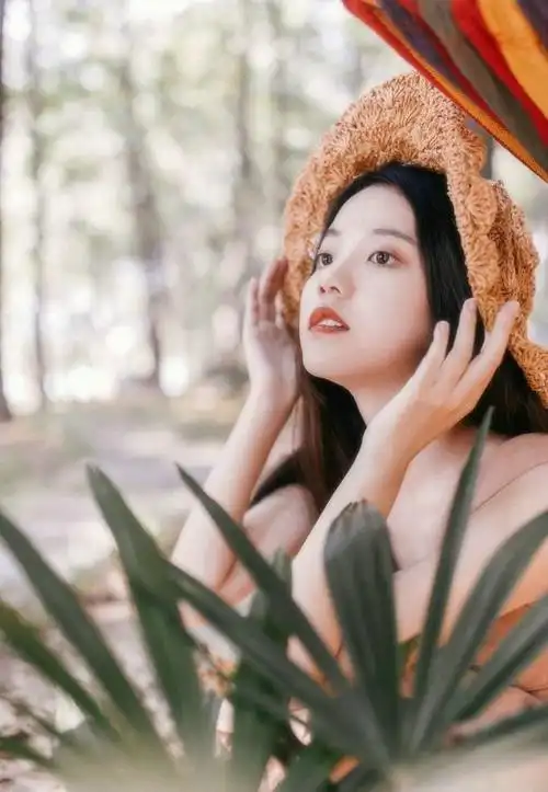 清秀少女户外吃瓜优雅阳光唯美下写真