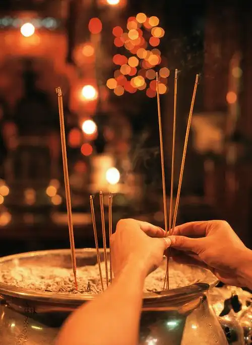 "庙里烧香的人,双手合十"图片下载