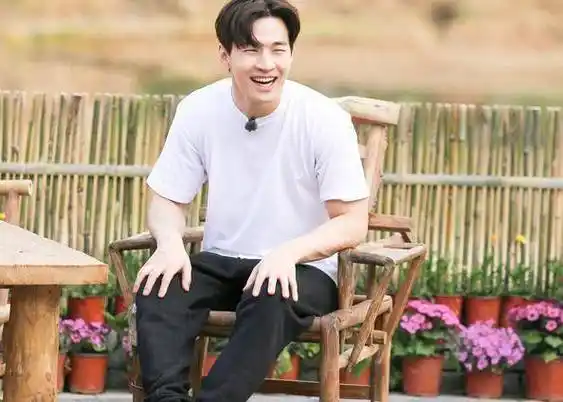 刘宪华在《向往的生活》中是"傻儿子",回到韩国变成性感idol