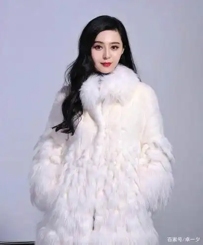 同样穿着皮草,范冰冰贵气十足,邓紫棋油腻妹子?