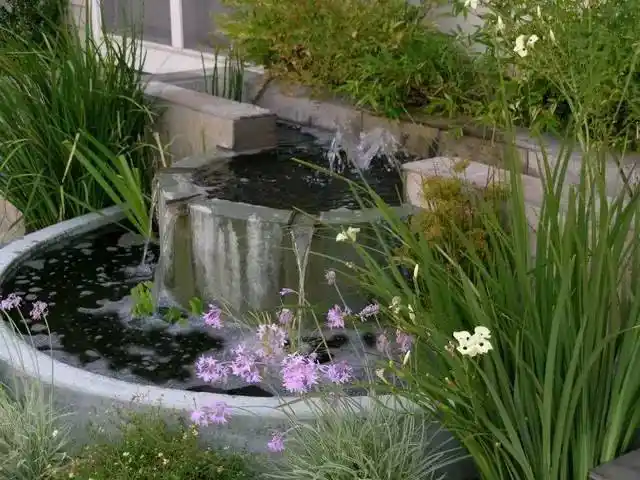 小水景正好用在庭院造景上水的不同形式旋之如涡挂之如布喷之如雾举