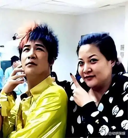 机场偶遇大张伟夫妇合体,刘迎身材明显变化,温柔帮老公整理头发