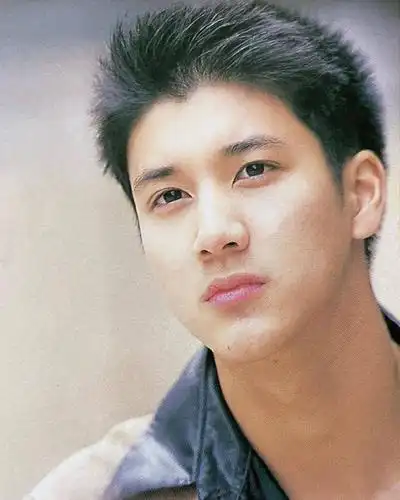 44岁的王力宏晒出新照,网友直呼差点认不出来