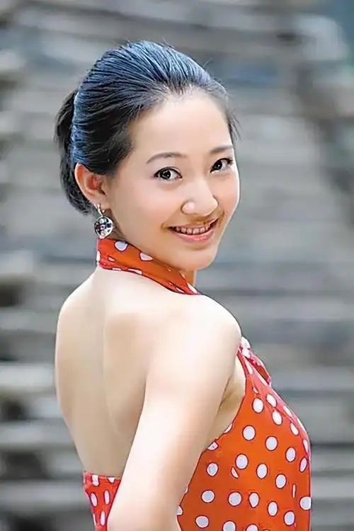 演员秦子越:嫁给离异的聂远,活得比朱丹还卑微,她到底图什么?