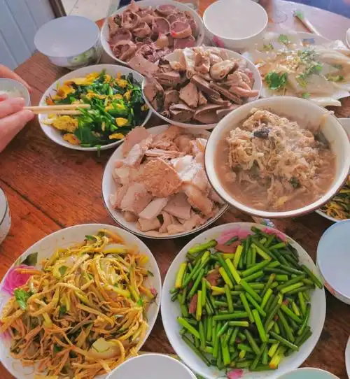 每到冬天快过年的时候 东北农村都会杀猪请客吃饭 亲朋友好 左邻右舍