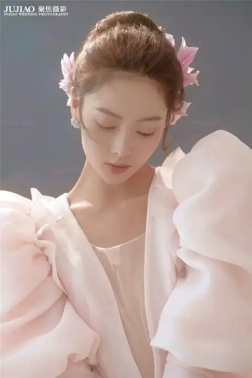 热门标签:新娘单人婚纱照姿势