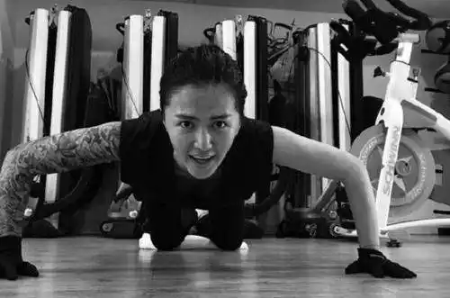 有种"八块腹肌"叫谭维维,169身高仅有95斤,让人不得不爱_健身_照片