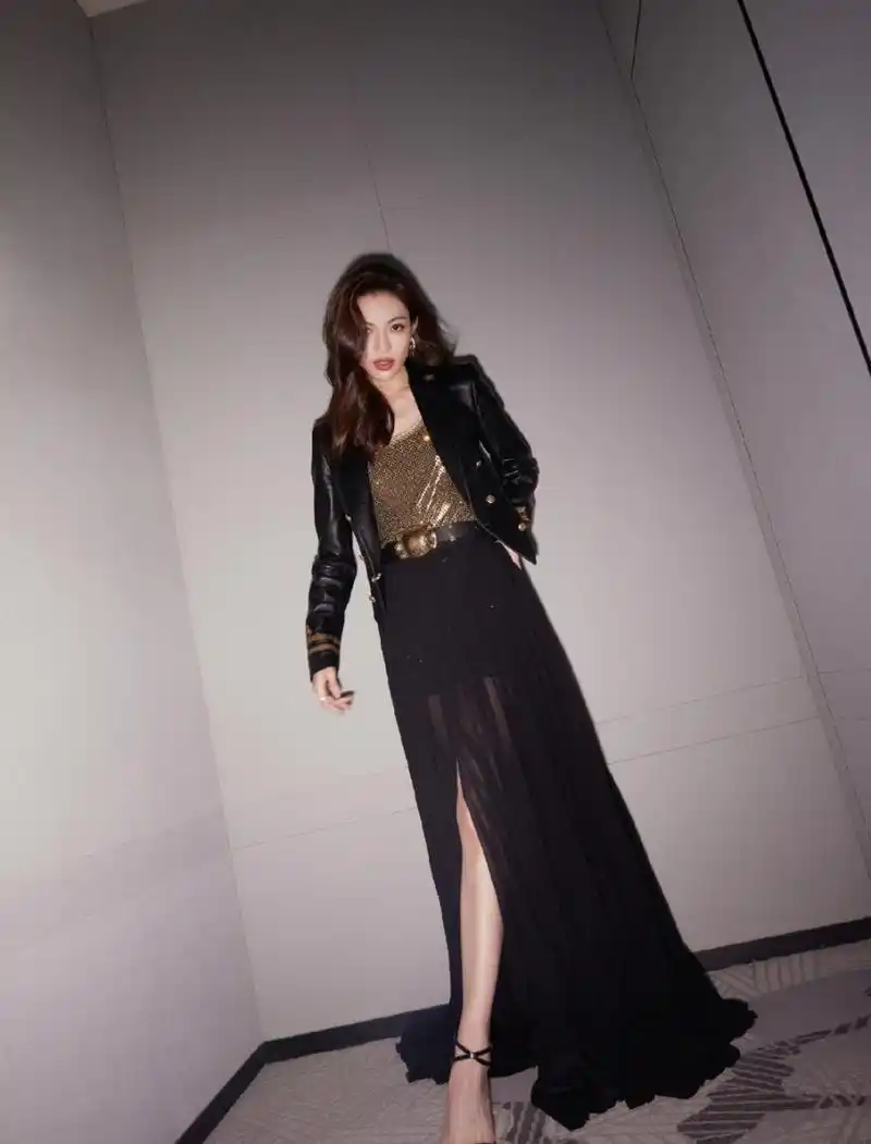 钟楚曦身穿皮夹克秀大长腿,姿势酷飒,眼神犀利,太绝了!