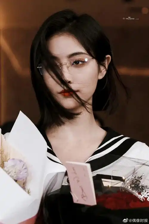 许佳琪金丝眼镜水手服造型