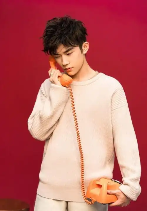 易烊千玺"国欠哥"系列!主动替小朋友解围,楠楠太幸福