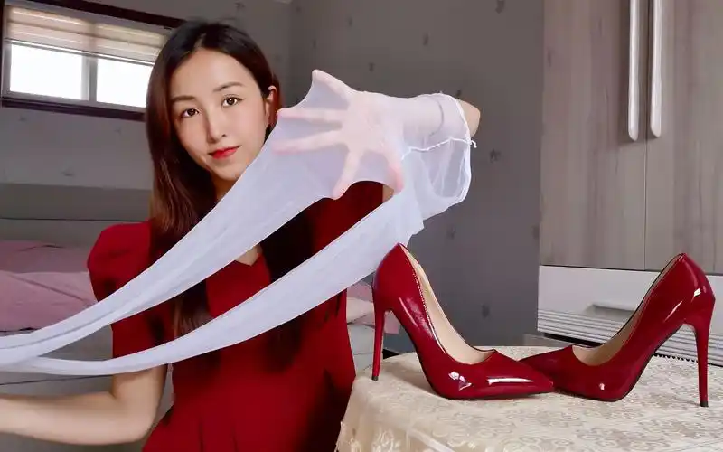 妹子是高跟鞋控,大胆试穿15cm酒红色高跟鞋,成熟又性感!