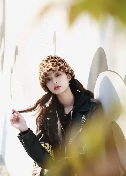 林更新绯闻女友盖玥希,社交平台晒美照,身材非常养眼_元素_黑色_时尚