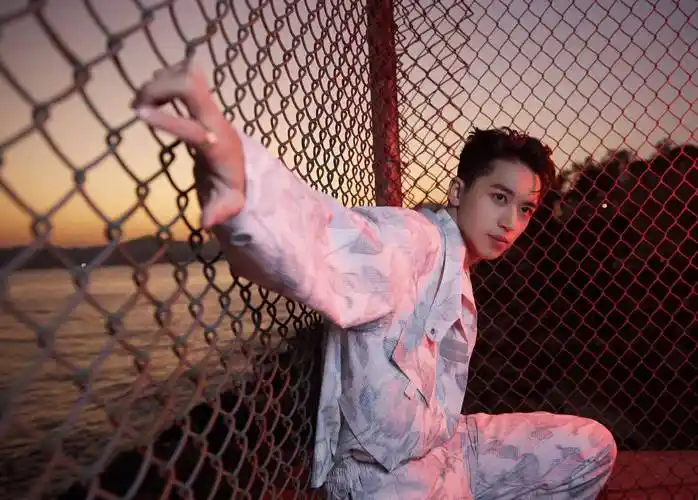 红色西装配短裤,女朋友拍照角度让人心动_古力娜扎_时尚_设计