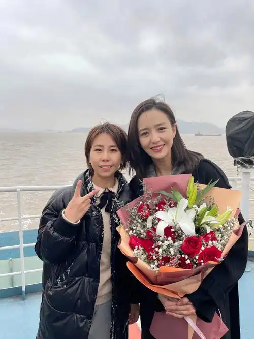 和几位明星的杀青合影照