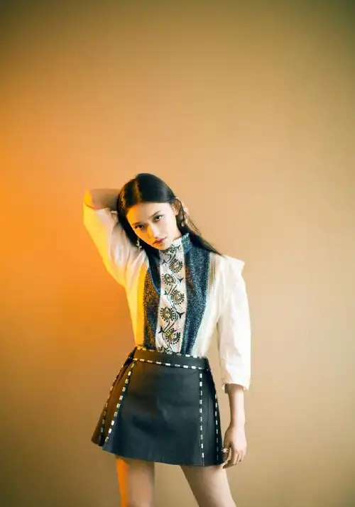 林允丸子头发型搭配粉色连衣裙22岁秒变成未成年少女真会穿搭