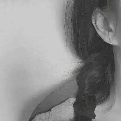 一个人黑白伤感头像孤独 看淡所有的不辞而别