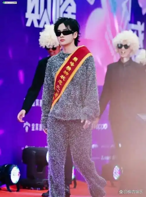 另一方面,周震南则相反,他的装扮过于放松了.