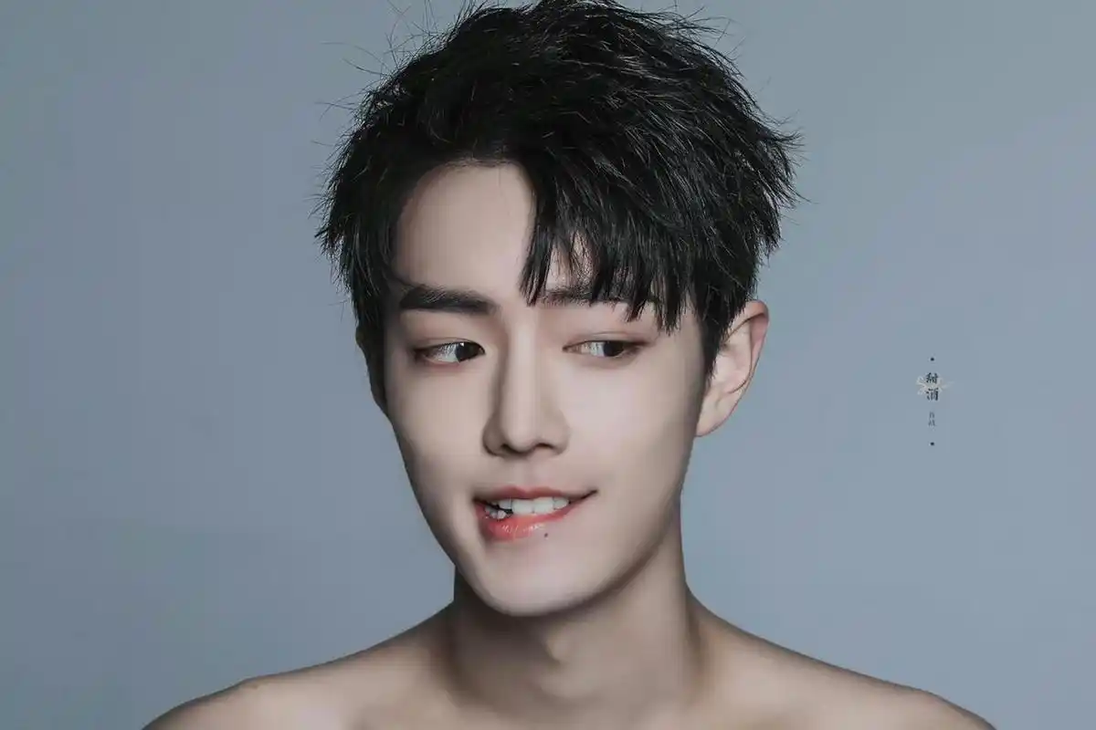 肖战的笑容暖似骄阳,戏中他用演技征服观众, 戏外他用笑容带来最治愈