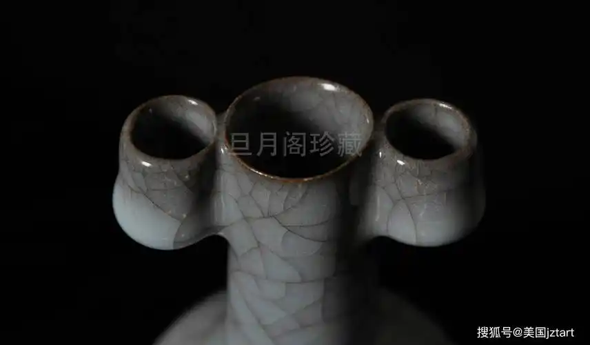 紫口铁足/旦月阁珍藏宋代官窑青瓷贯耳瓶_器物_造型_艺术