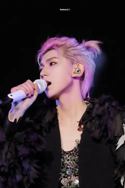 #王源粉发小辫##王源夜色随拍#