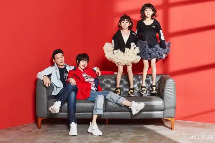 2月1日,陆毅在微博晒出了全家福,给大家拜个早年.