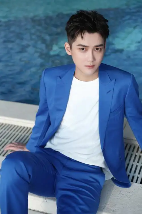 明星图片 大陆 男 熊梓淇 > 熊梓淇蓝色西装帅气写真图片(4/9)上一