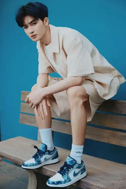 朱正廷解锁街头新玩法,米色套装搭配水洗丹宁