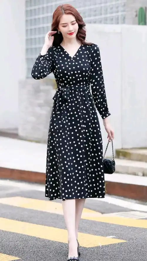 街拍#真美时尚秋装穿搭,新式优雅唯美波点连衣裙!