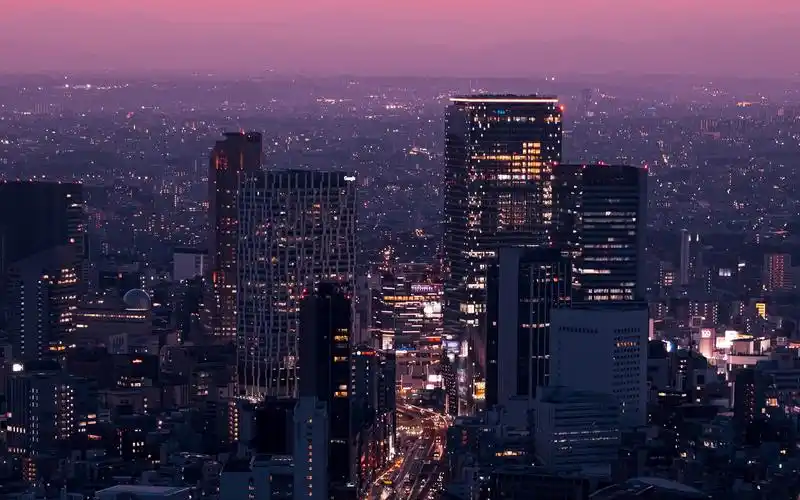 黄昏下繁华的城市上空唯美风景