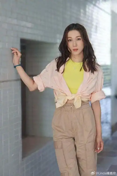 钟嘉欣一家玩海上活动享亲子乐大女儿越发标致有潜质参加选美