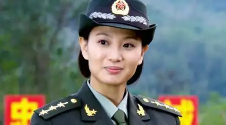 34岁"军中绿花"侯梦莎晒出近照 戏里戏外完全两种不同风格