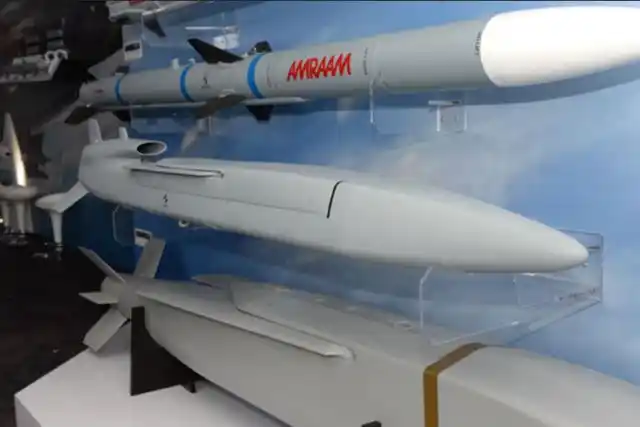 生产未来空空导弹的机会,其实最早时期研制的aim-120的性能并不怎么样