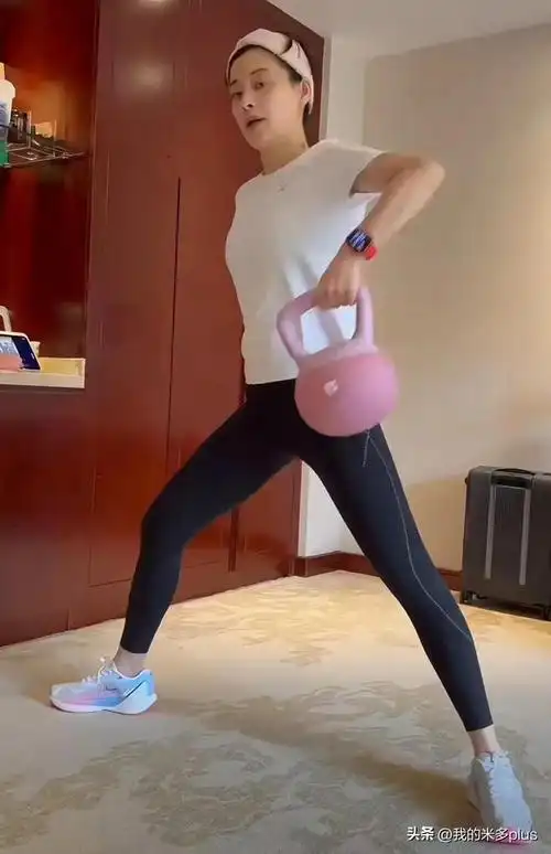 梅婷素颜健身在剧组拍戏长胖了5斤48岁的年纪还有身材焦虑