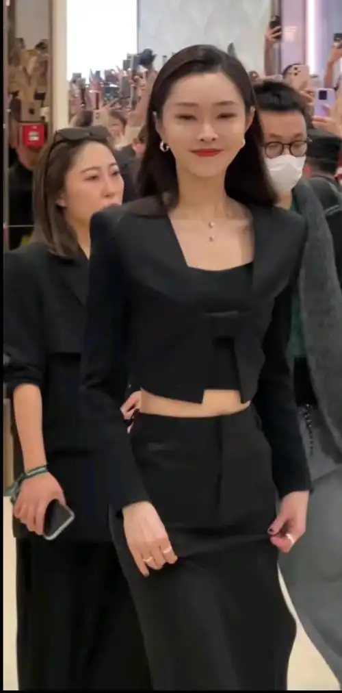 直接登上了热搜,而宋轶的体重只有88斤,即使穿上衣服,腰围也只有58