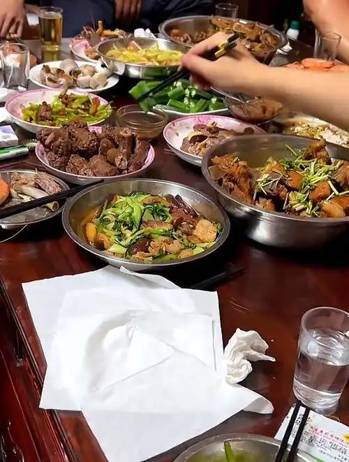 准媳妇到男方家里吃饭,害羞紧张不敢夹菜!-度小视