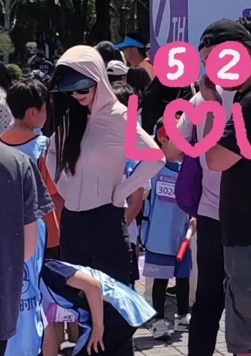 angelababy参加亲子活动,打扮娇俏如少女,与同场家长有距离