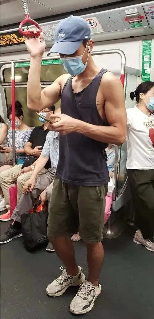 地铁上网友抓拍的那些灰裤子体育高中生