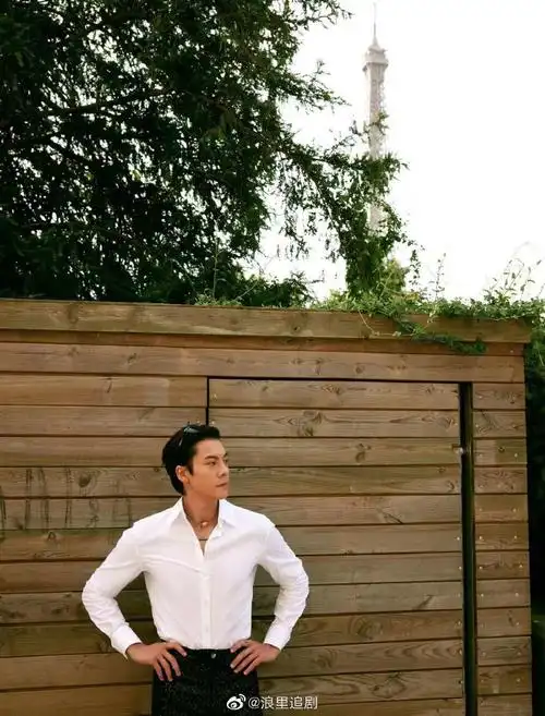 陈伟霆深v#经典黑白时尚搭配,心形项链 珍珠镶边墨镜,今天也是是秤行