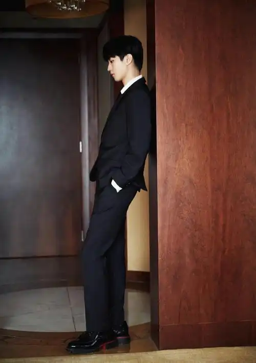 王俊凯黑色西装随拍来啦～修长身材衬托优越比例……